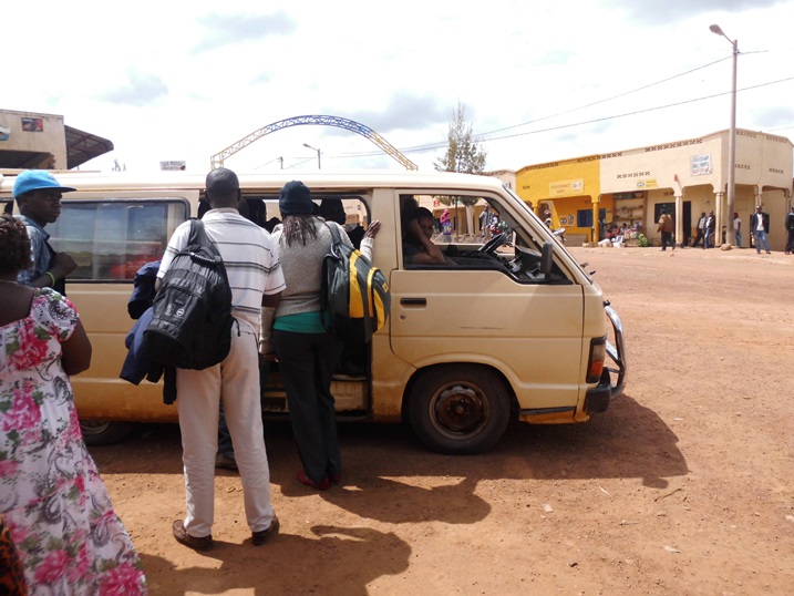 Ubusanzwe abagenzi bategera imodoka ku muhanda.