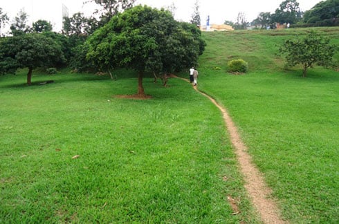 Hari abantu badaha agaciro ubusitani n'imbuga zitoshye, bagacamo inzira z'ubusamo bashaka kwigerera iyo bajya vuba.