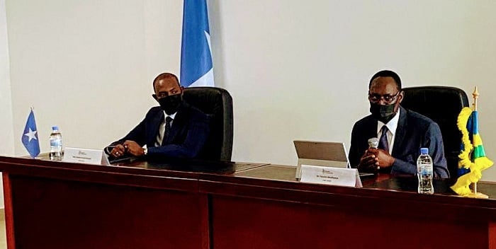 Dr Faustin Nteziryayo hamwe na mugenzi we wa Somaliya, Bashe Yussuf Ahmed