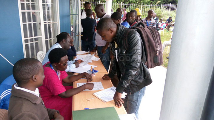 Bmwe mu baturage bo mu Karere ka Kamonyi bavuga ko ibihumbi 30RWf basabwa gutanga mu ihererekanyabutaka ari menshi 