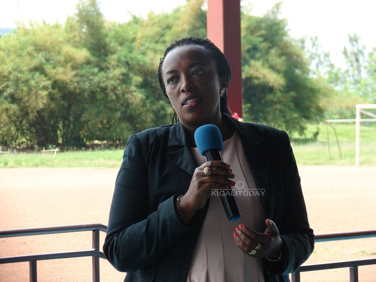 Mukamana avuga ko ubutaka butanditse ku wabuguze buba atari ubwe imbere y