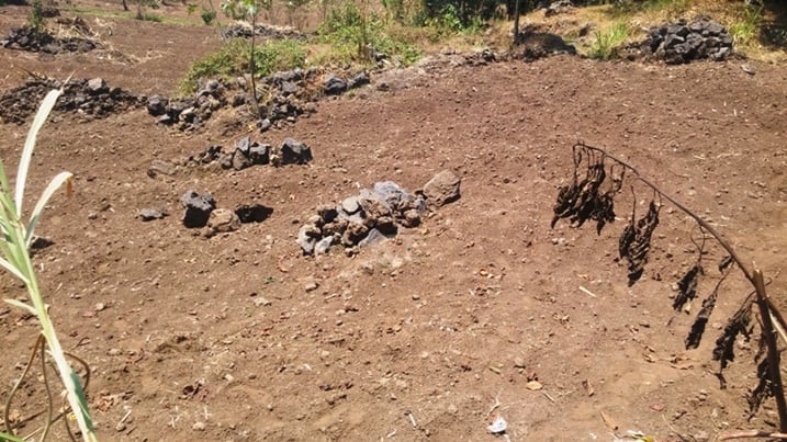 Ubutaka bwo mu munsi y'ikirunga cya Muhabura bugizwe n'amakoro. Ubwo bahingwaho nabwo bunegetse hejuru y'amakoro.