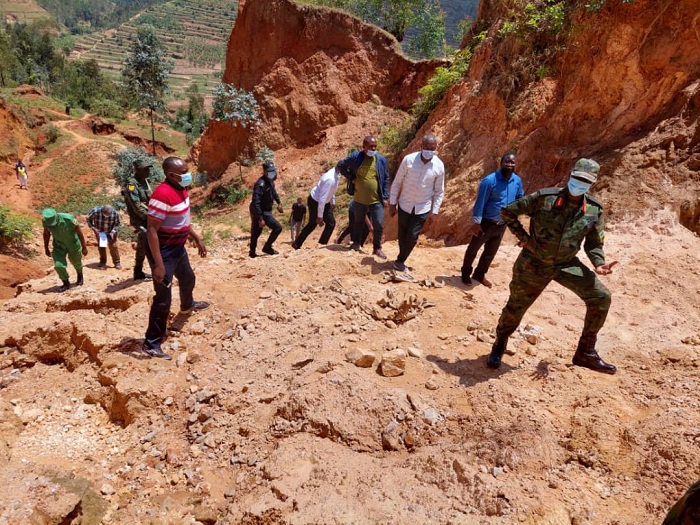 Inzego z'umutekano n'abayobozi batandukanye basuye ahacukurwa mu buryo butemewe n'amategeko