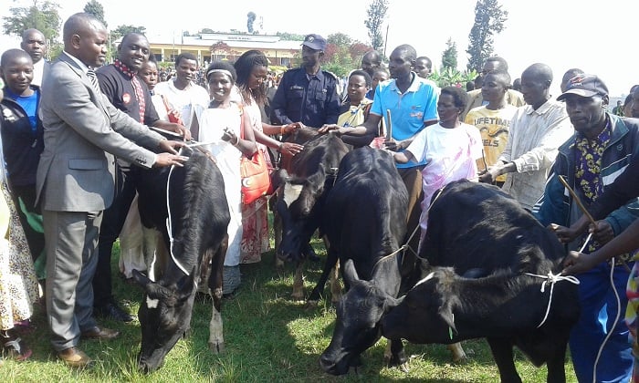 Bamwe mu baturage bagabiwe inka, mu rwego rwo kubafasha kwiteza imbere