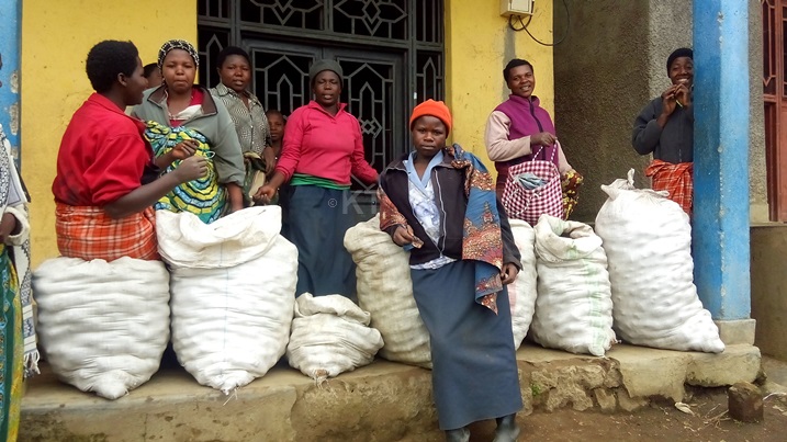 Ubuyobozi busobanura ko iyo ibirayi ari bice bituma igiciro kizamuka kuko biba bishakwa na benshi.