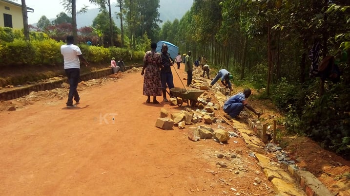 Ubuyobozi bw'akarere ka Gakenke butangaza ko bahisemo gukora iriya mihanda kugirango irusheho kuba nyabagendwa ariko ngo basabye rwiyemezamirimo ko yajya yishyura abahakora neza