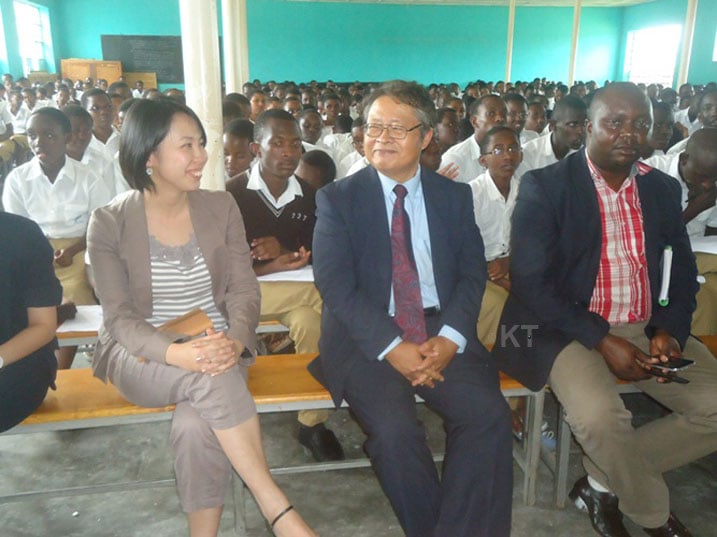 Ubuyobozi bwa Ambasade y'Ubuyapani bwifatanyije n'abanyeshuri ba Ecole Secondaire de Byimana