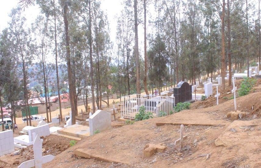 Ubuyobozi bw'Umurenge wa Nyamirambo buvuga ko ibikorwa byo gushyingura mu irimbi rya Nyamirambo byari bimaze kugera mu mbago z'umuhanda 