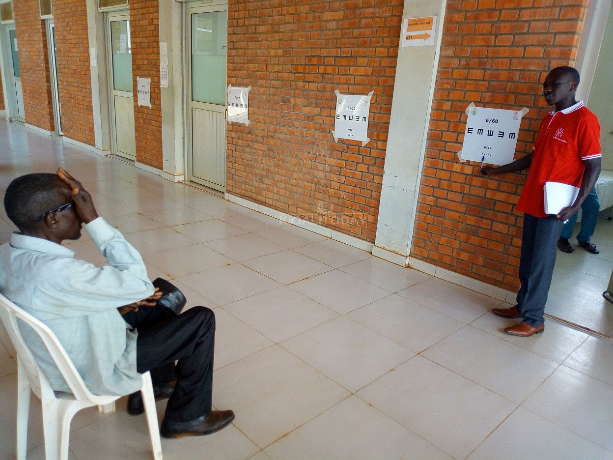 Uyu bari kumupima ngo barebe ko abona ibiri kure 