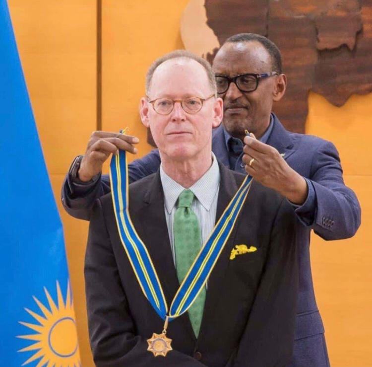 Dr Paul Farmer yibye Imana, aha Perezida Kagame yamwambikaga umudari w'ishimwe