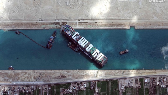 Ubu bwato bwafunze Canal de Suez buteza ibibazo by