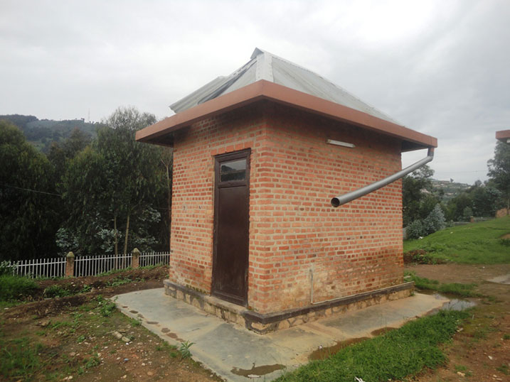 Ubwiherero bumaze hafi amezi atatu bufunze bityo abagana Kantine bikabagora kubona aho berekeza.
