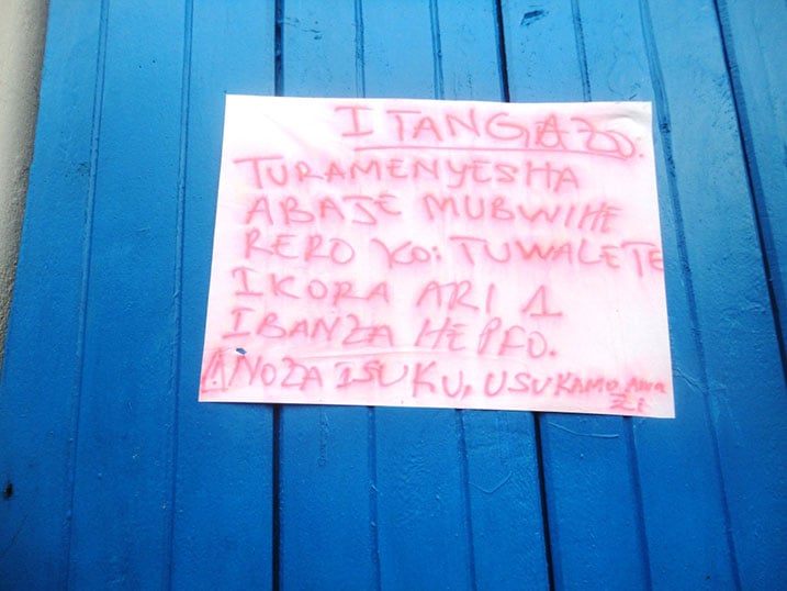 Ubwiherero bw'icyumba cy'inama cy'akarere nabwo hakora umuryango umwe.