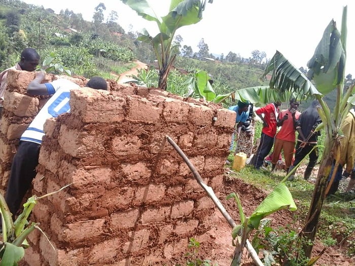 Bararwanya ikibazo cy'umwanda bubakira abatishoboye ubwiherero