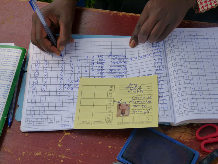 Ubwisungane mu kwivuza bahawe bahise banabwandika babatereraho kashe.