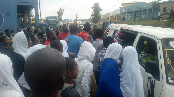 Ubwo abakinnyi ba Filimi Nyarwanda bagiye abakunzi babo bayuzuyeho ubona badashaka ko igenda.