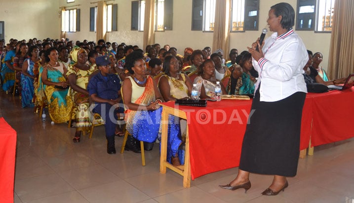 Ubwo yasuraga abagore b'i Kayonza, Minisitiri Gasinzigwa yabasabye na we yabasabye abagore gukurikirana ikibazo cy'umwanda ku buryo bw'umwihariko.