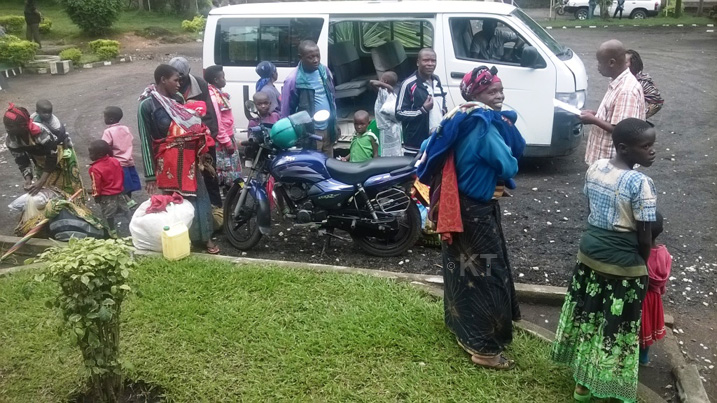 Ubwo abarwanyi ba FDLR n'imiryango bakirwaga mu Rwanda n'abakozi ba komisiyo