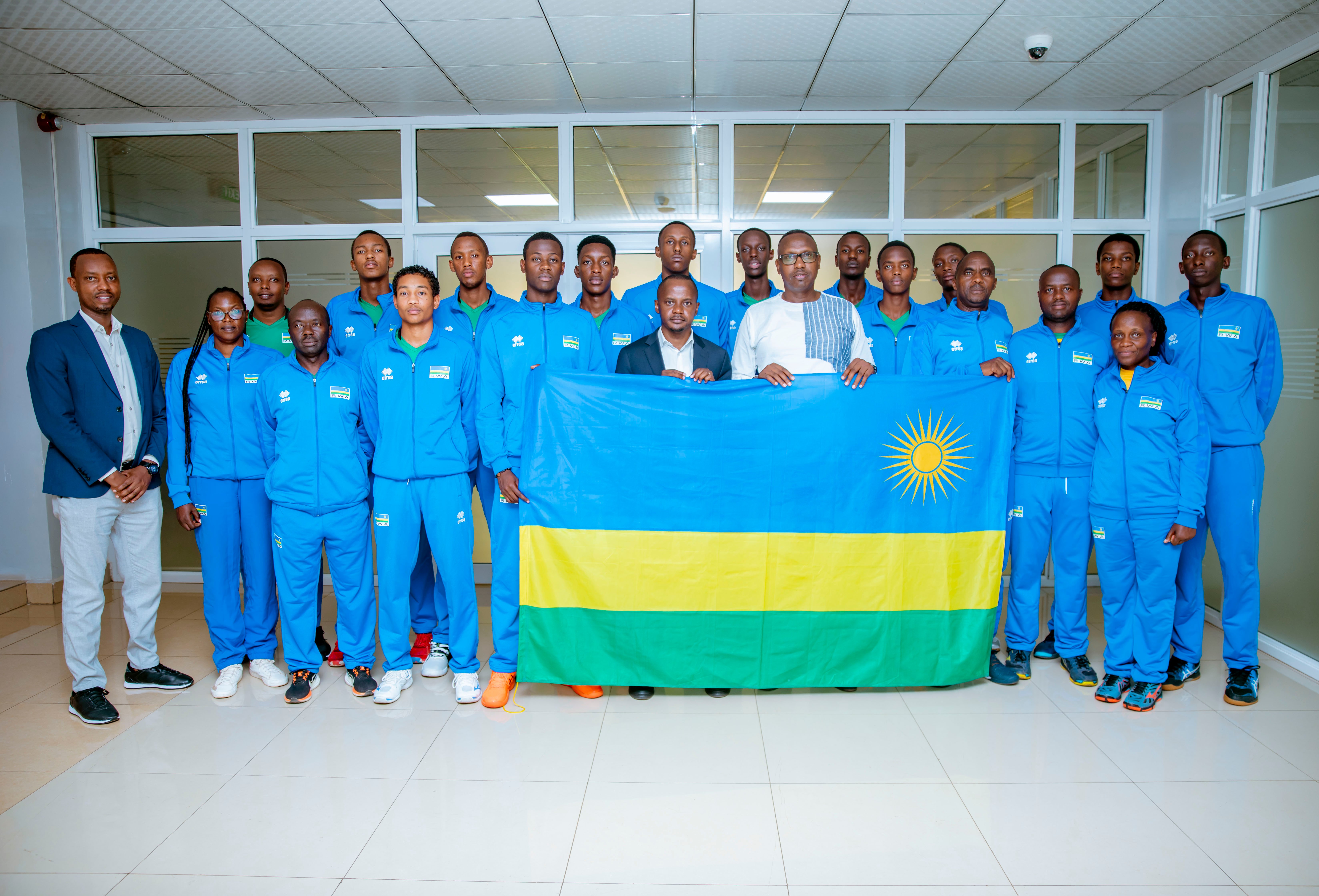 Ubwo bashyikirizwaga ibendera
