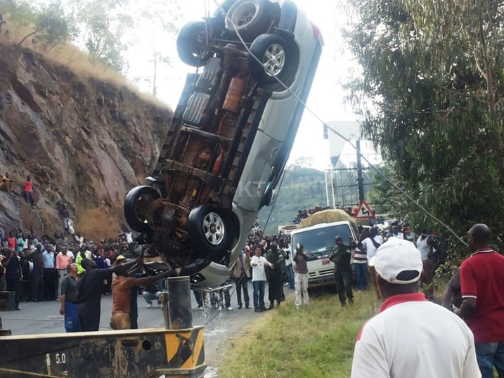 Ubwo imodoka yarimo ikurwa mu Kivu.