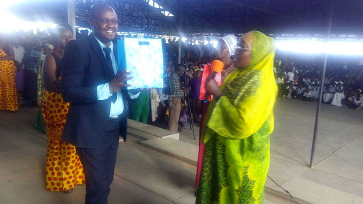 Umuyobozi mushya w'Akarere ka Kamonyi ahabwa impano.