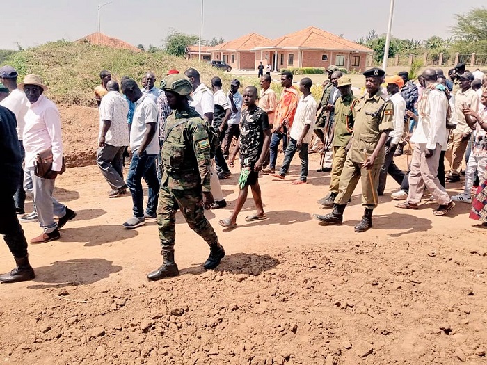 Abaturage ba Uganda baje gusura aho bazajya bahererwa serivisi ku ruhande rw'u Rwanda 