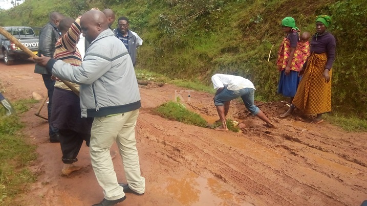 Ugiye Kamubuga abayiteguye ko hari aho ari bugere bagasohoka mu modoka bakabanza gukora umuhanda.