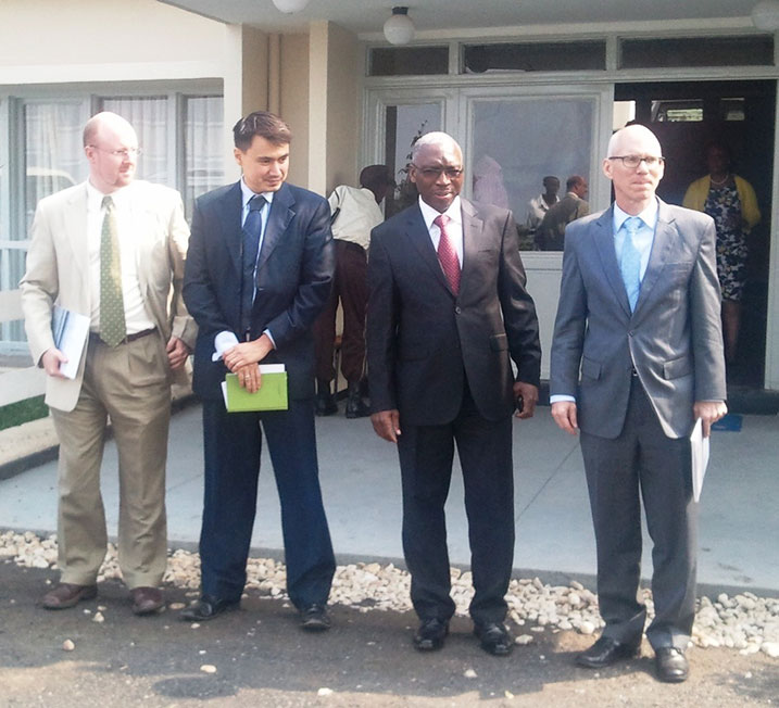 Ambasaderi Swan (ubanza iburyo) avuga ko FDLR n'indi mitwe yitwaje intwaro igomba kurwanya kugira ngo abaturage bashobore gukora bafite umutekano.