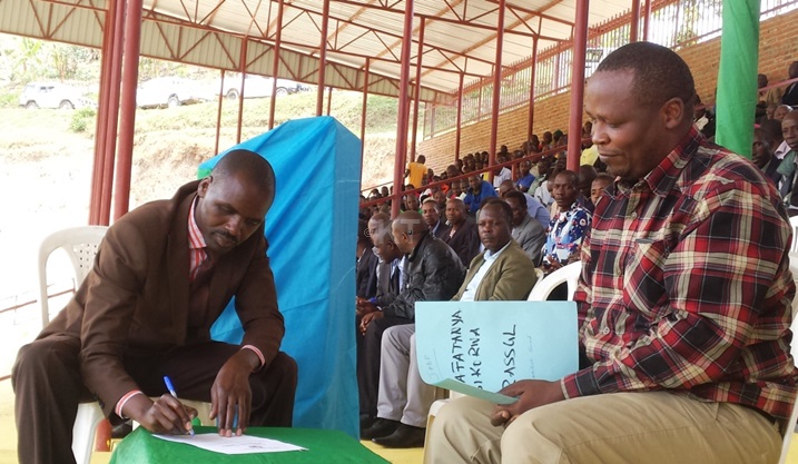 Uhagarariye abafatanyabikorwa yasinyanye n'umuyobozi w'akarere kuzafatanya mu mihigo.