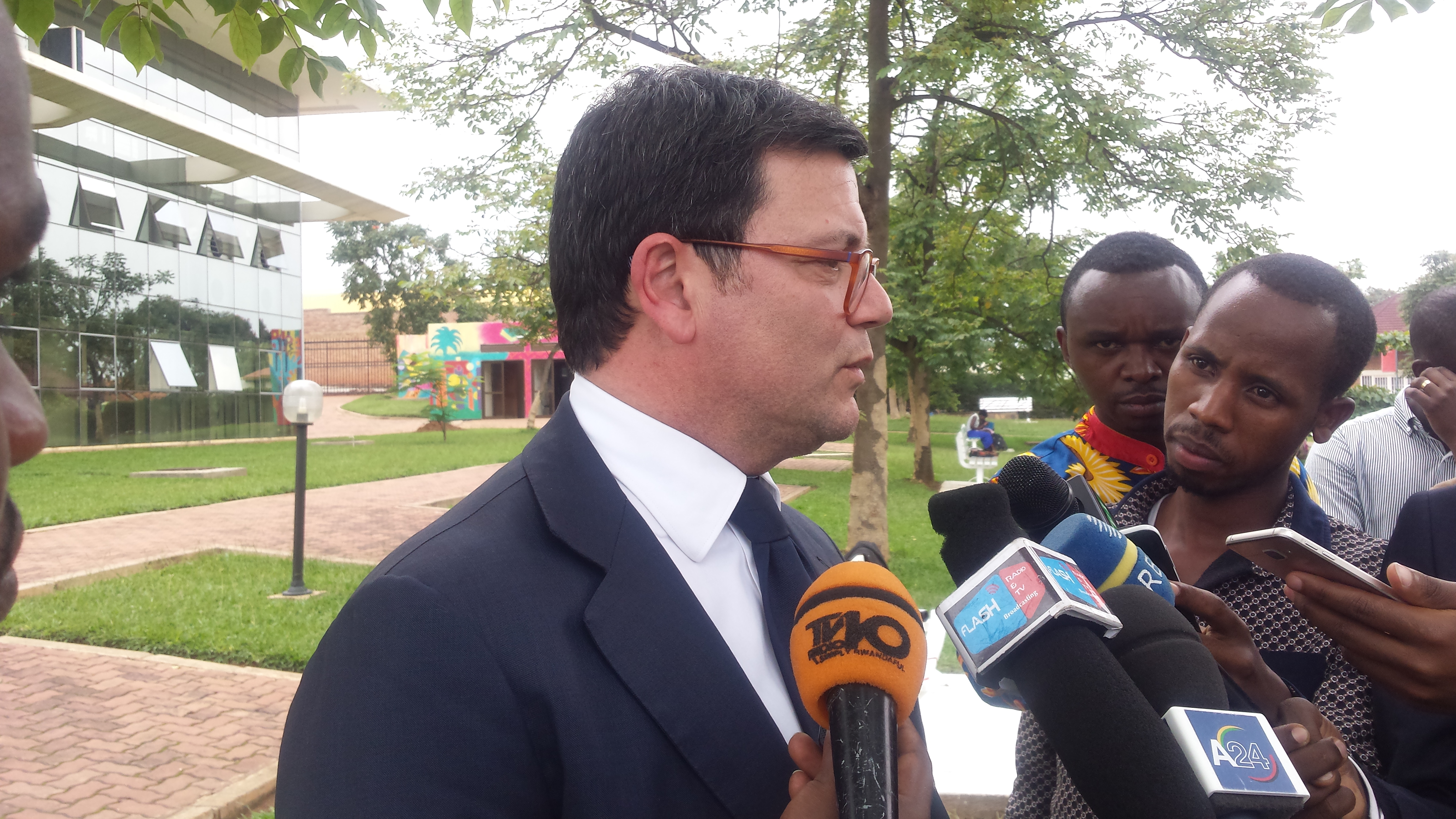 Uhagarariye EU Nicola Bellomo nawe ari mu batanze impapuro zimwemerera guhagararira uwo muryango mu Rwanda