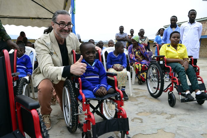 Uhagarariye Wheelchair Foundation n'umwana uhawe igare