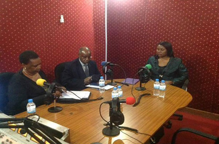 L-R: Mujawabega Yvonne, umukozi muri RSSB, Dr Gakwaya Innocent, Umuyobozi wungirije muri RSSB na Minisitiri Uwizeye, ushinzwe abakozi ba Leta n