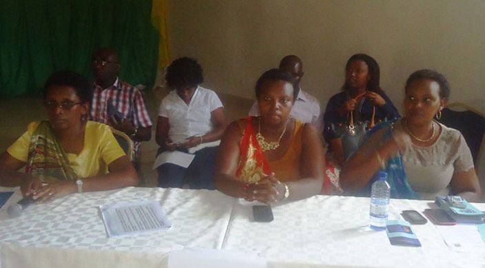 Uhereye iburyo: Bagwaneza Theopiste, Muhimpundu Claudette na Kazarwa Gerturde.