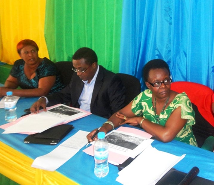 L-R: Depite Mukanyabyenda, Minisitiri w'Umutungo Kamere, Dr Vincent Biruta, na Senateri Mukasine bagira inama abayobozi ngo barusheho kunoza serivisi baha abaturage.