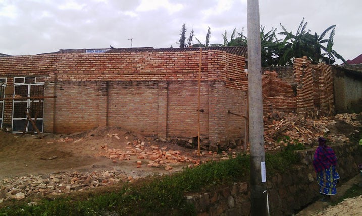 Uhereye ku gipangu cy'urugo rusanzwe, Ndamage yari amaze kuzamura ibyumba umunani asigaje bibiri.