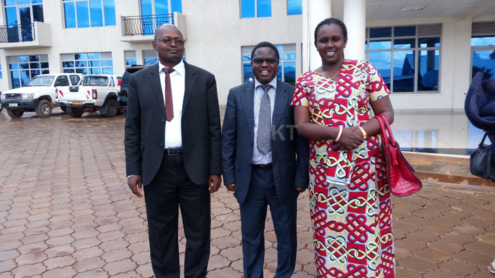 Uhereye i buryo Nireberaho Angelique Vice Mayor ushinzwe imibereho myiza,Mayor Habitegeko Francois na Vice Mayor ushinzwe ubukunguNiyitegeka Fabien