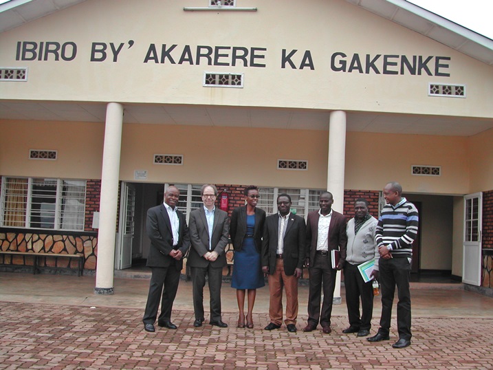 Uhereye ibumoso n'itsinda r'abantu batatu baturutse muri banki y'isi bishimiye uburyo akarere ka Gakenke gakoresha ndetse n'ubu.