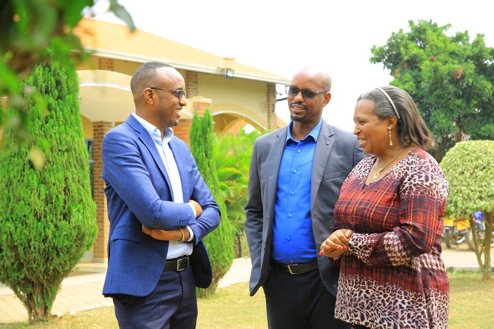 Uhereye ibumoso umuyobozi w'Akarere ka Bugesera, Richard Mutabazi aganira na Alphonse Nsengimana umuyobozi wa gahunda y'imibereho myiza n'ubukungu muri GAERG hamwe na Aimee Josiane Umulisa