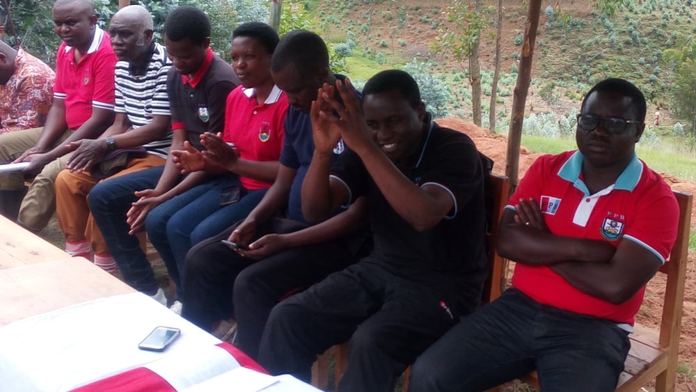 Uhereye iburyo ni umuyobozi w