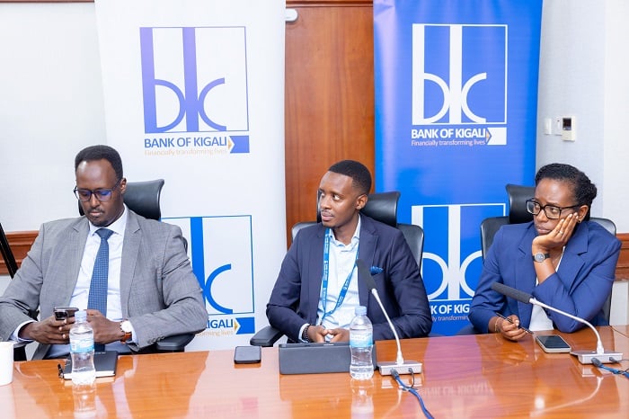 Uhereye iburyo umuyobozi Mukuru wa BK Dr Diane Karusisi, Bob Rutarindwa hamwe na Levi Gasingwa 