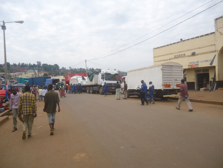 Uko imodoka zibisikana n'abagenzi mu mujyi ngo biteye impungenge.