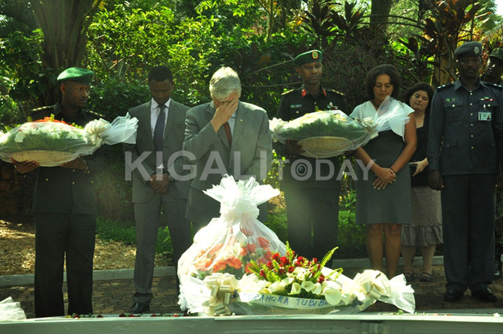 Lt. Gen. Dallaire kwihangana byamunaniye ararira.