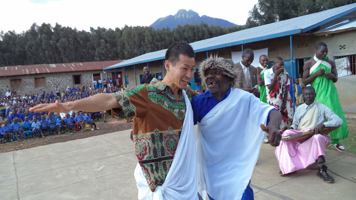 Umuyapani arimo kwigana uko babyina kinyarwanda.