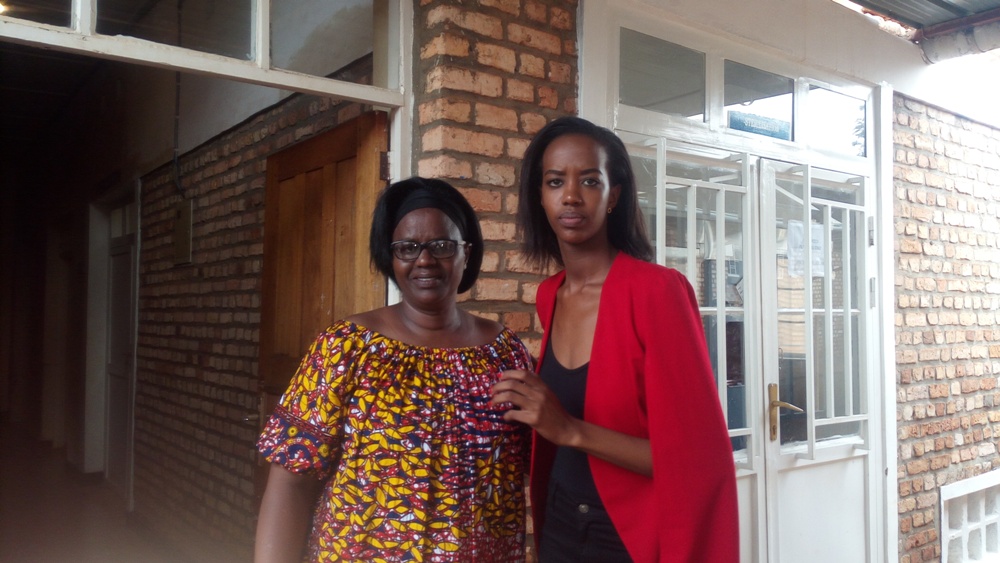 Umubyeyi wa Miss Elsa Iradukunda yamuherekeje mu gutangiza kubaga ishaza, ku Bitaro bya Kabutare