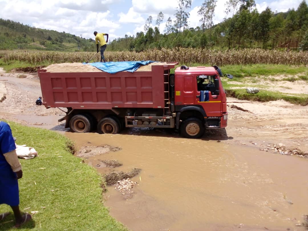 Imodoka zipakira umucanga zinyura mu mazi kandi bibujijwe kuko ari ukwangiza ibidukikije