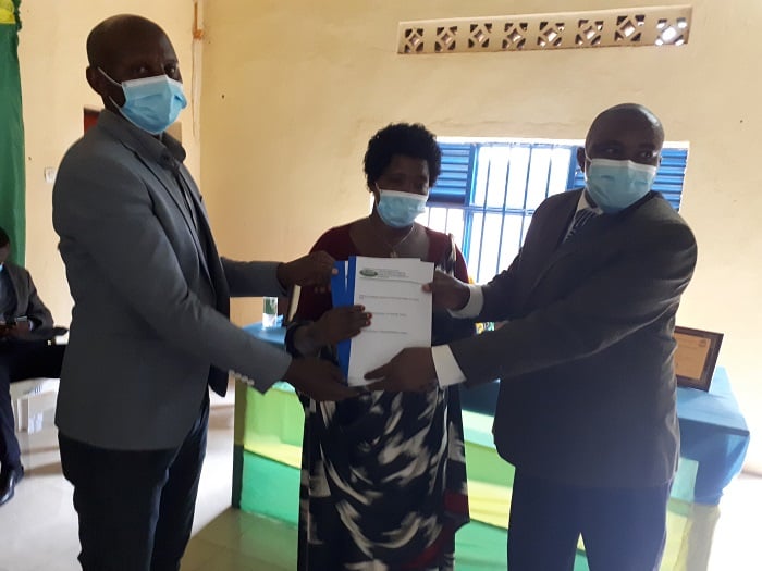 Hanabaye ihererekanyabubasha hagati y'umuyobozi ucyuye igihe, Ntamukunzi na Nyirandikubwimana Gaudence mushya