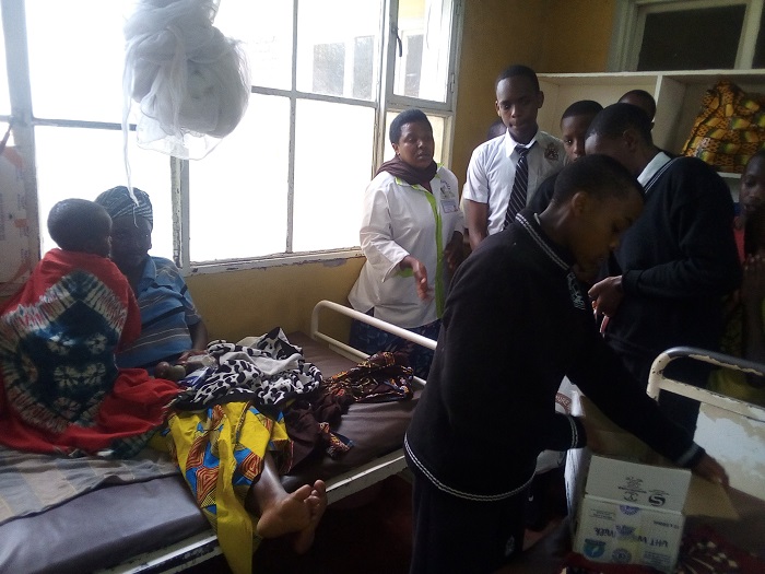 Umuco wo gufasha abarwayi bawutozwa n'Ishuri Wisdom School kugira ngo bazakure bafatiye abandi runini