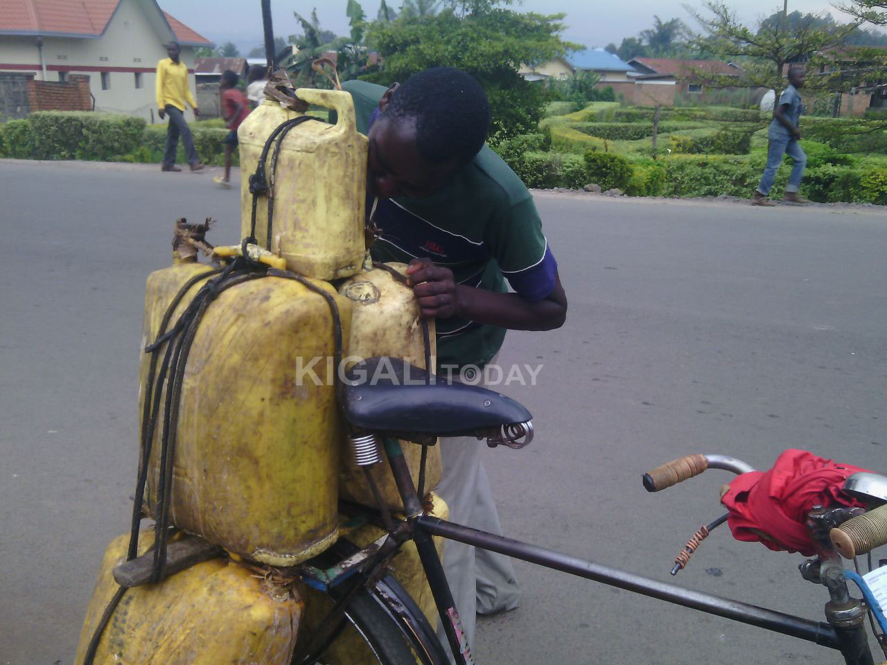 I Musanze ngo hari abatunzwe no gutwara inzoga ku magare. Iyo inyota ibafatiye ku nzira bashyiramo umuheha bagasomaho (Photo Leonard Nshimiyimana).