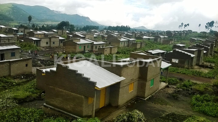 Umudugudu wubatswe na Croix Rouge y'u Rwanda washyikirijwe ubuyobozi bw'Akarere ka Nyabihu.