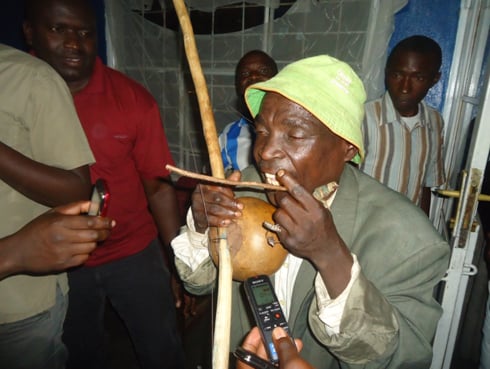Abakuze nibo usanga bakoresha ibicurangisho gakondo.